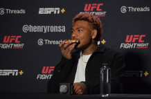 Michael celebró comiéndose un pedazo de pizza en la conferencia postcombate.