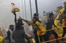 Felipe Caicedo regala su camiseta en la Sur Oscura.