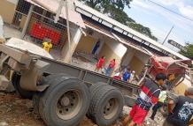 Tráiler se chocó contra un motel en Daule