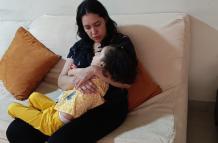 Mónica Gómez mientras trata de arrullar a su pequeña Fátima.