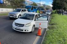 Vehículo en el que se movilizaban sospechosos que se enfrentaron con la Policía en Quito