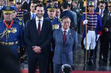 Gustavo Petro junto al presidente de la Asamblea de Ecuador, Niels Olsen.