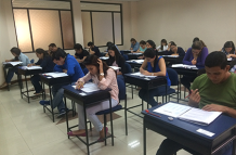Estudiantes se preparan para el examen de la Senescyt.