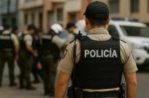 Policías durante operativo en Quito, Ecuador | Imagen creada con ChatGPT