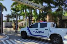 La Policía investiga el crimen dentro de cementerio privado.