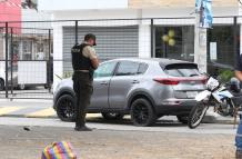 El carro donde iba el ciudadano quedó con orificios de balas.