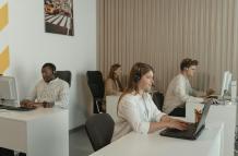 Los empleos en call centers suelen estar disponibles sin requerir títulos universitarios.