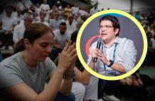 Personas oraron y marcharon por la paz frente a la clínica Santa Fe tras el atentado.