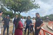 El alcalde Aquiles Álvarez (der.), en uno de sus recorridos por Guayaquil.