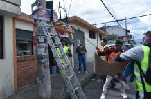 Quito se limpia del ruido electoral: sanciones, afiches caídos y trabajo comunitario