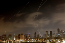 La Cúpula de Hierro, el sistema de defensa aérea israelí, intercepta misiles disparados desde Irán, sobre Tel Aviv, Israel