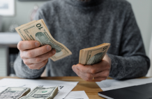 El SRI enfrenta nueva ola de reclamos por retrasos en la devolución del IVA.