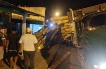 Plataforma cargada con trozas de madera pierde el control y causa accidente en San Mateo.