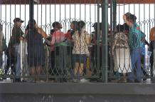 Personas en la metrovía de Guayaquil.