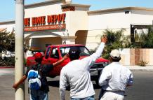 Jornaleros han aprovechado los exteriores de negocios como Home Depot para encontrar empleo.