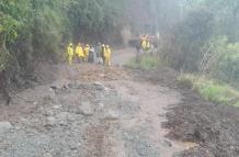 En el sector de la “Y” de Vizcaya, la vía cedió por completo.