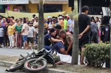 Padre e hijo fueron asesinados mientras se movilizaban en una motocicleta.