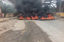 Moradores de Viche bloquean el paso vehicular sobre el puente de la E20.