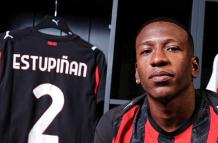 Pervis Estupiñán y la camiseta número 2 del AC Milán.