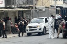 Personal de medicina legal mientras se llevaba el cuerpo del fallecido.