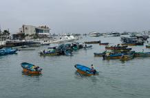 Pescadores mantenses continúan con sus labores diarias pese a la alerta preventiva de tsunami emitida tras el sismo en Rusia.