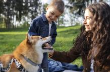 Especialistas aconsejan que los niños con mascota deben seguir una rutina que incluya descanso, juego, comida y socialización.