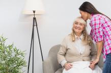 Los adultos mayores necesitan comprensión por parte de sus familiares más jóvenes.