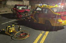 Unidades de rescate trabajaron durante la madrugada para atender el siniestro en Cunchibamba, norte de Ambato.