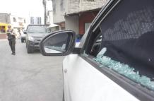 El vehículo blanco atacado a tiros por presuntos sicarios quedó estacionado en la cooperativa 1 de Mayo, mientras la víctima recibía atención médica.