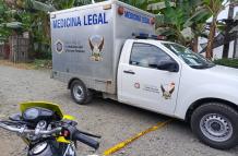 La víctima quedó tendida en la calzada junto a la motocicleta en la que viajaban.