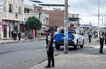El adulto mayor caminaba por una vereda en el norte de Machala cuando se vio envuelto en un tiroteo