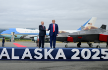 Donald Trump y Vladímir Putin se saludan en Alaska antes de iniciar su reunión en vivo por la paz en Ucrania y acuerdos de defensa.