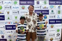 David Mayorga (i), Jonhny Saldivias y Natalia Pinargote, en la premiación de la categoría 11 años unificado.