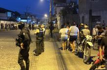 El joven terminó asesinado cuando retiró a las chicas.