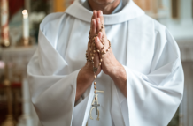 El sacerdote fue separado para investigaciones.