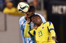 Miler Bolaños en un partido de Ecuador versus Argentina