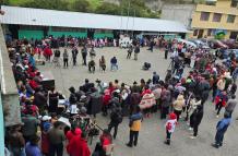 Foto. En medio de la asamblea comunitaria se ubicaron a los tres policías. (Gloria Taco)