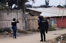 El peritaje de la policía en el área donde se produjo el crimen