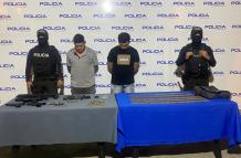 Dos personas fueron detenidas la noche del viernes con el armamento y las municiones.