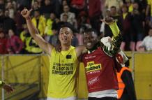 Miguel Parrales (izq.) marcó el gol del triunfo ante Vinotinto en Quito.
