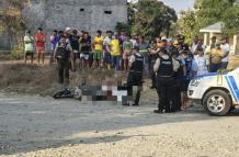 Al hombre le dispararon en circulación y su cuerpo cayó de la motocicleta.