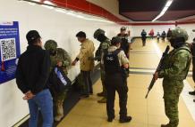 armas en el metro de Quito