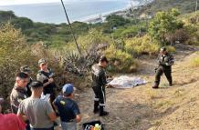 Agentes de Criminalística mientras examinan la escena del crimen en San Pedro.