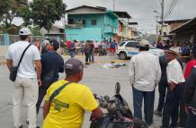 Policías investigan el caso del asesinato de un motociclista ocurrido en el recinto Yurima.