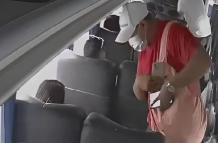 Delincuente asaltando en un bus en la vía Milagro - Virgen de Fátima