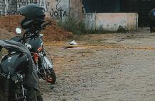 El área fue acordonada por la policía mientras procedían con el levantamiento.