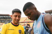 Moisés Caicedo y un hincha en la previa del Ecuador vs Argentina.