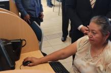 Adulta mayor mientras aprende de computación en el norte de Quito.