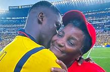 El abrazo increíble de Moisés Caicedo y doña Carmen.