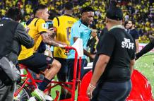 Kendry Páez y el triciclo de los helado en el festejo de Ecuador.